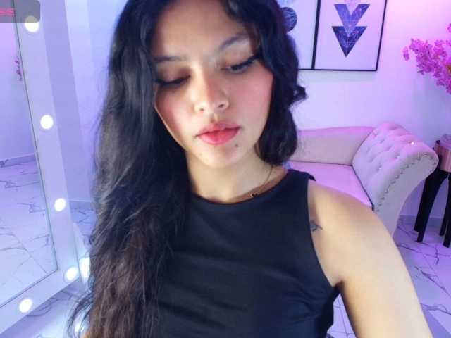 Maddie-T18 live cam on BongaCams