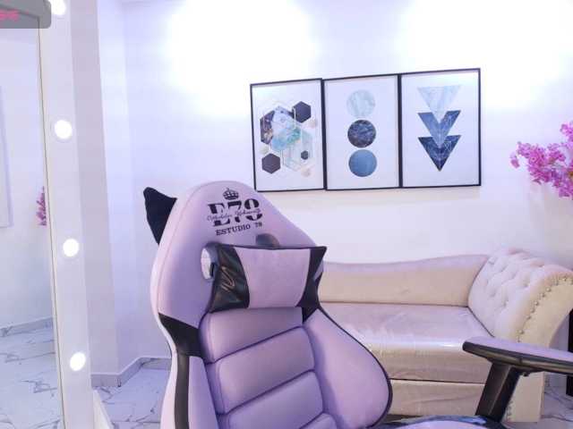 Maddie-T18 live cam on BongaCams