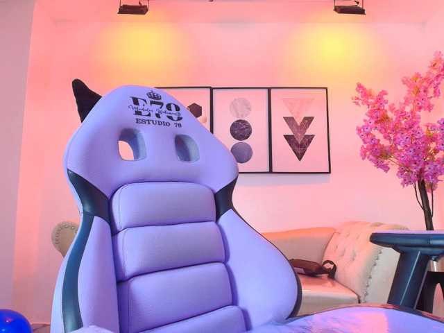 Maddie-T18 live cam on BongaCams