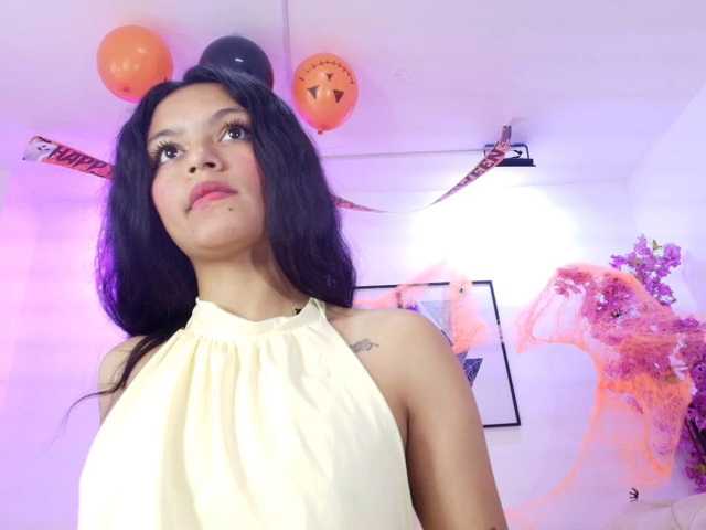 Maddie-T18 live cam on BongaCams