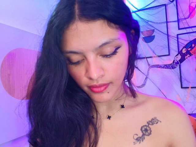 Maddie-T18 live cam on BongaCams