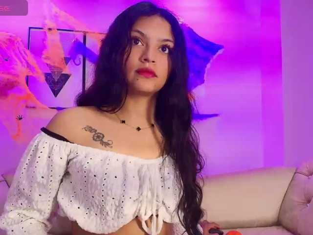 Maddie-T18 live cam on BongaCams