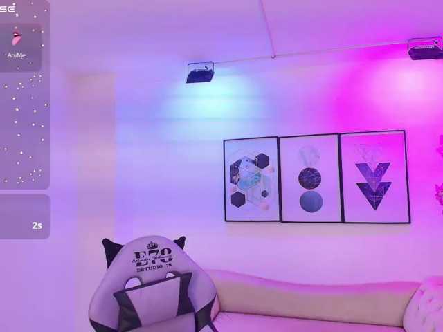 Maddie-T18 live cam on BongaCams