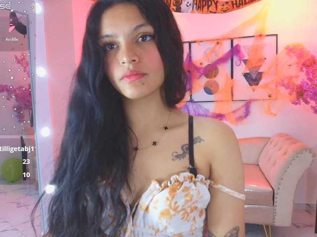 Maddie-T18 live cam on BongaCams