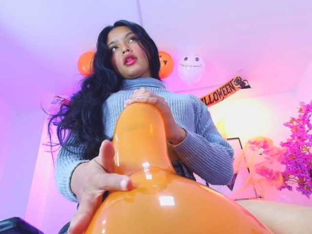 Maddie-T18 live cam on BongaCams