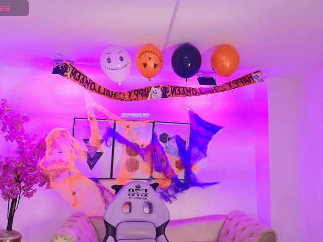 Maddie-T18 live cam on BongaCams