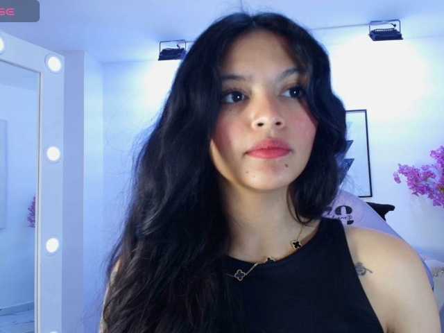 Maddie-T18 live cam on BongaCams