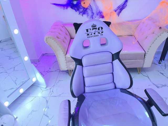 Maddie-T18 live cam on BongaCams