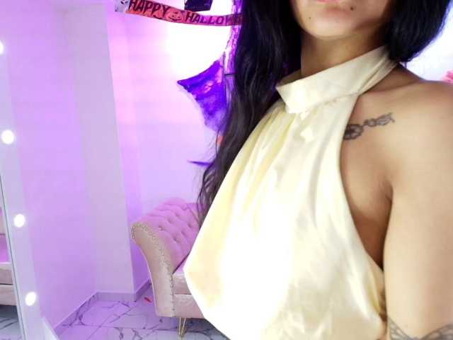 Maddie-T18 live cam on BongaCams