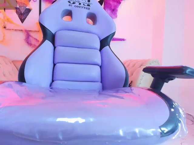Maddie-T18 live cam on BongaCams