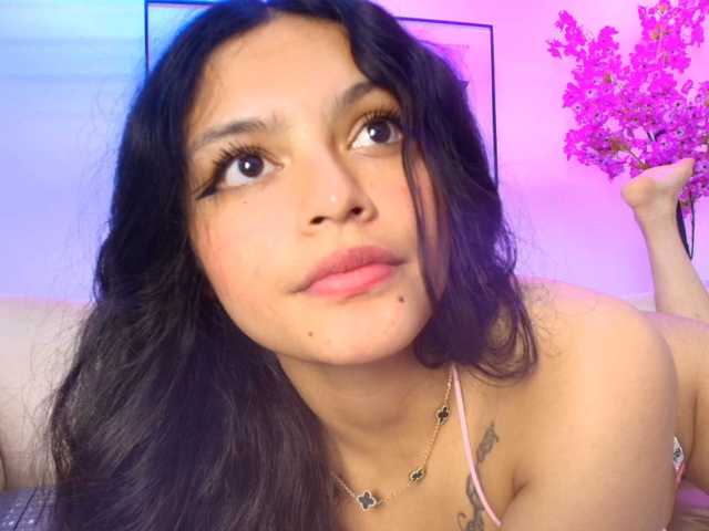 Maddie-T18 live cam on BongaCams