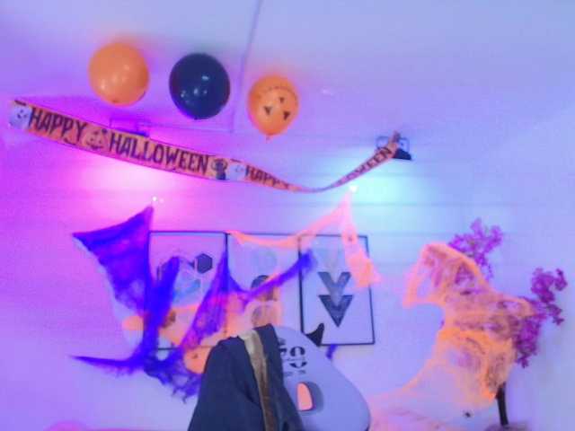 Maddie-T18 live cam on BongaCams