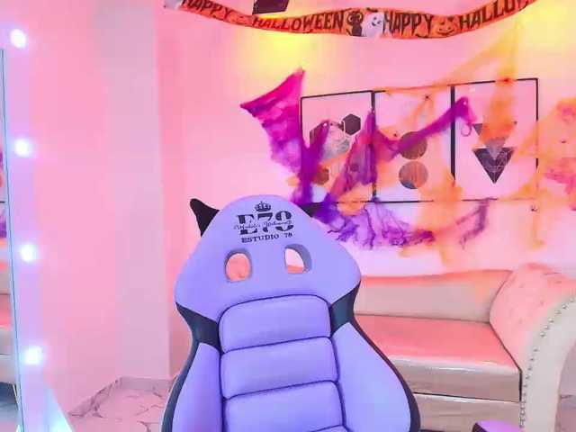 Maddie-T18 live cam on BongaCams
