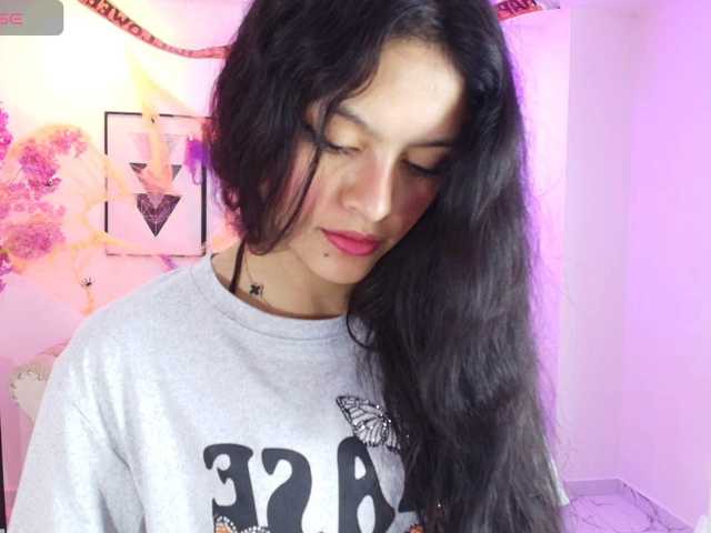 Maddie-T18 live cam on BongaCams