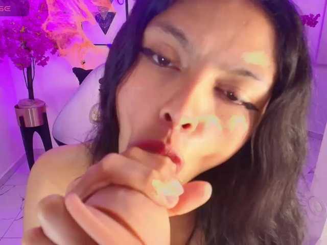 Maddie-T18 live cam on BongaCams