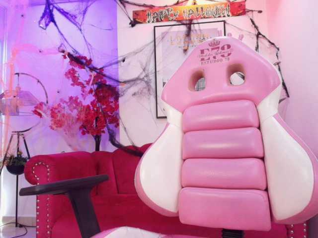 Maddie-T18 live cam on BongaCams