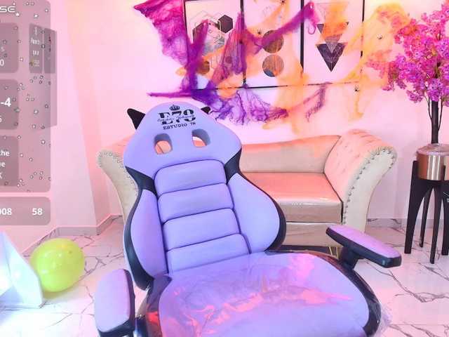 Maddie-T18 live cam on BongaCams