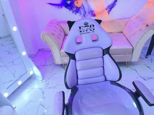 Maddie-T18 live cam on BongaCams