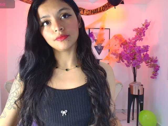 Maddie-T18 live cam on BongaCams