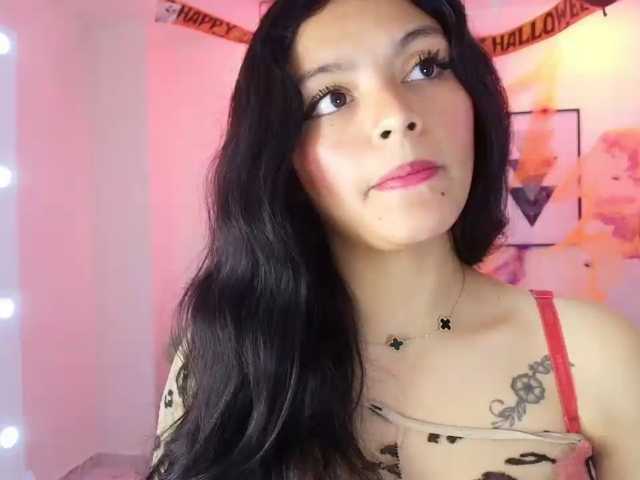 Maddie-T18 live cam on BongaCams