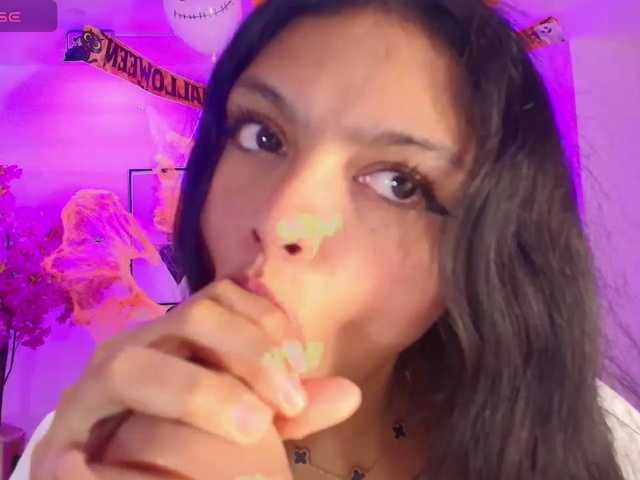 Maddie-T18 live cam on BongaCams