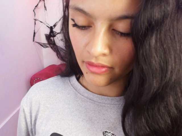 Maddie-T18 live cam on BongaCams
