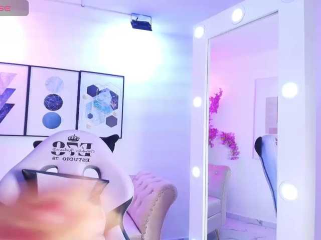 Maddie-T18 live cam on BongaCams