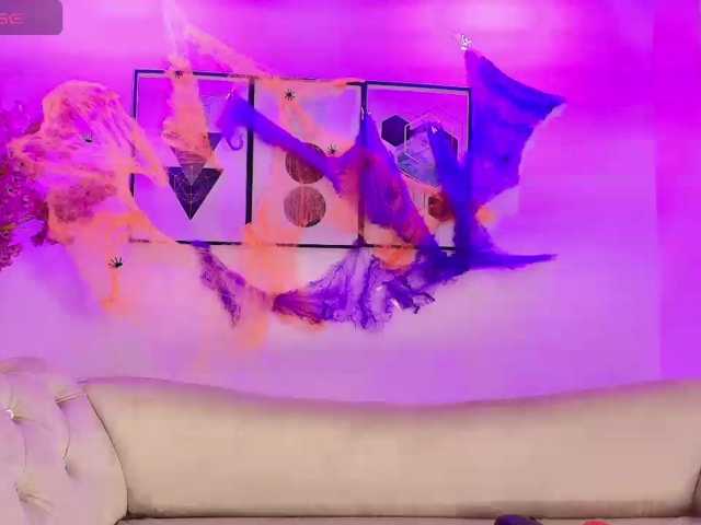 Maddie-T18 live cam on BongaCams