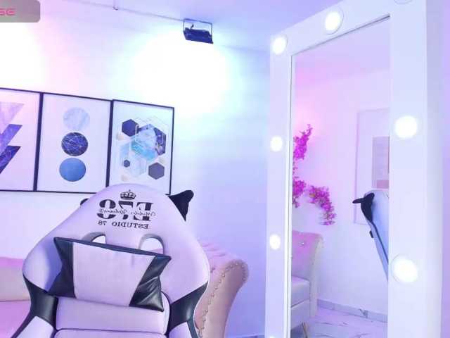 Maddie-T18 live cam on BongaCams