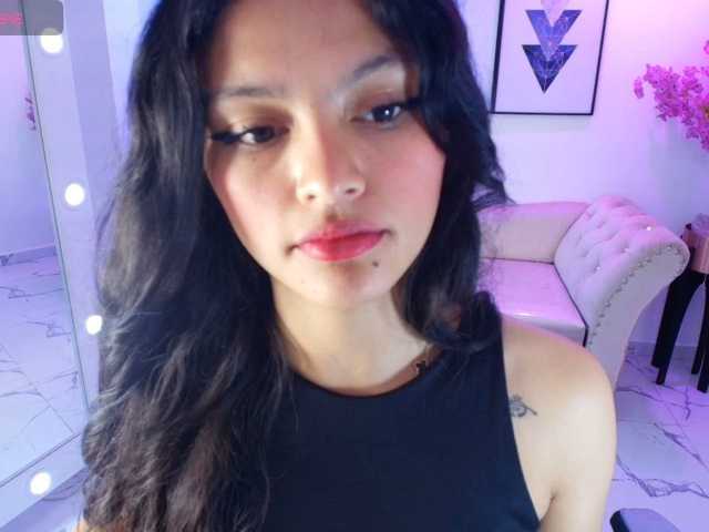 Maddie-T18 live cam on BongaCams
