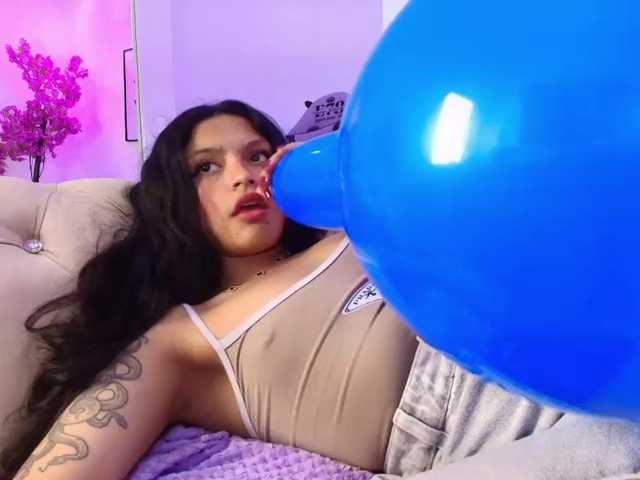 Maddie-T18 live cam on BongaCams