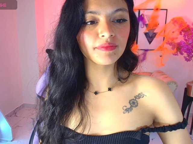 Maddie-T18 live cam on BongaCams
