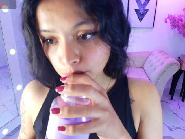 Maddie-T18 live cam on BongaCams