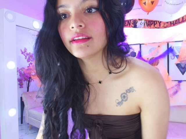Maddie-T18 live cam on BongaCams