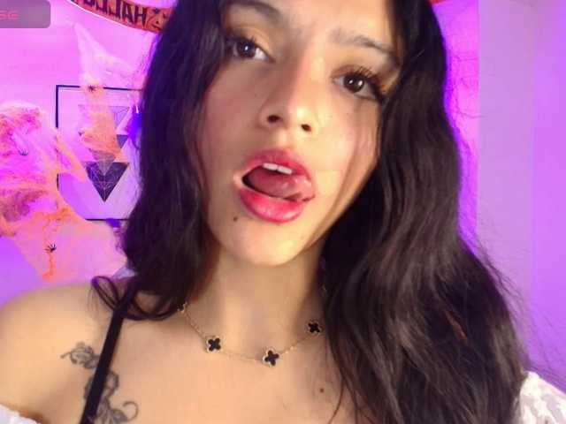 Maddie-T18 live cam on BongaCams