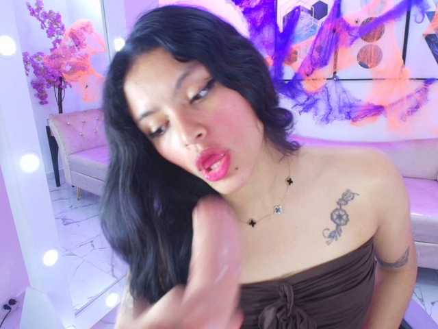 Maddie-T18 live cam on BongaCams