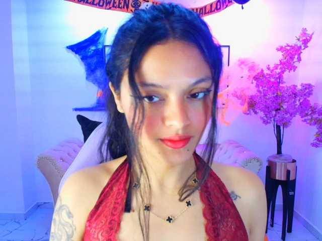 Maddie-T18 live cam on BongaCams