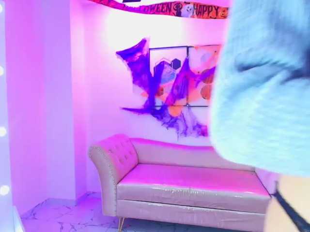 Maddie-T18 live cam on BongaCams