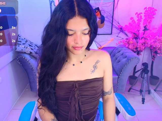 Maddie-T18 live cam on BongaCams