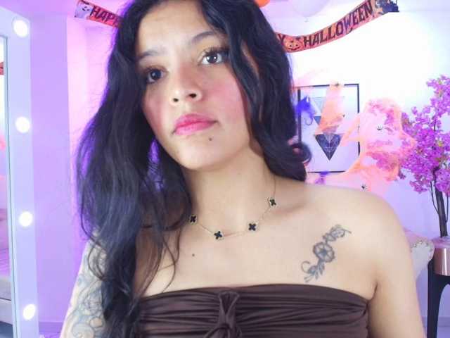 Maddie-T18 live cam on BongaCams