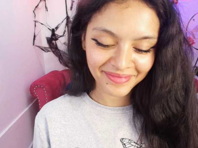 Maddie-T18 live cam on BongaCams