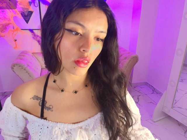 Maddie-T18 live cam on BongaCams