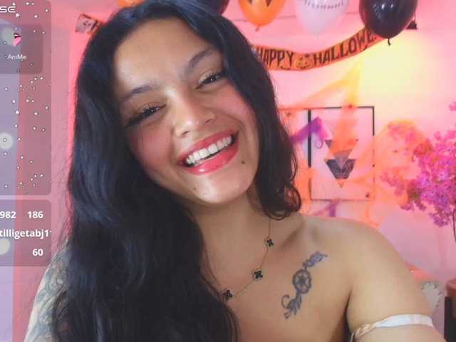 Maddie-T18 live cam on BongaCams