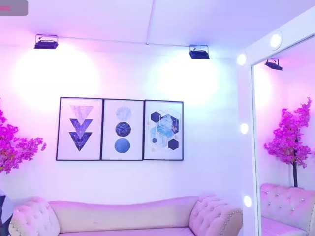 Maddie-T18 live cam on BongaCams