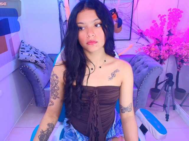 Maddie-T18 live cam on BongaCams