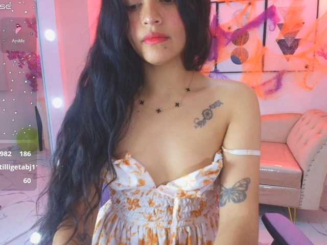 Maddie-T18 live cam on BongaCams