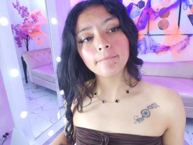 Maddie-T18 live cam on BongaCams