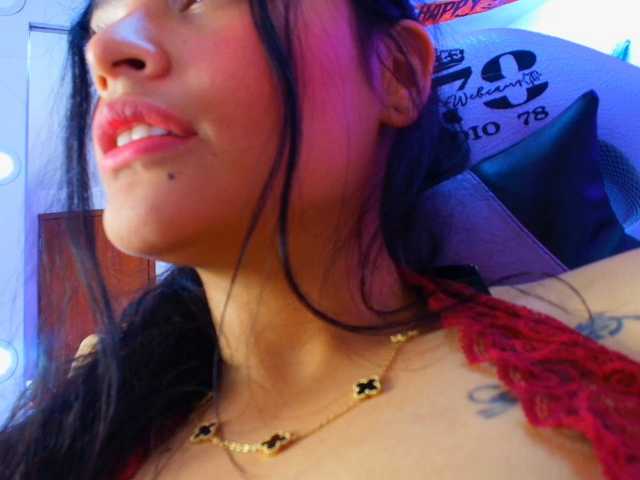 Maddie-T18 live cam on BongaCams