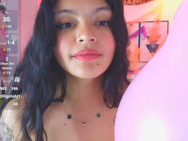 Maddie-T18 live cam on BongaCams