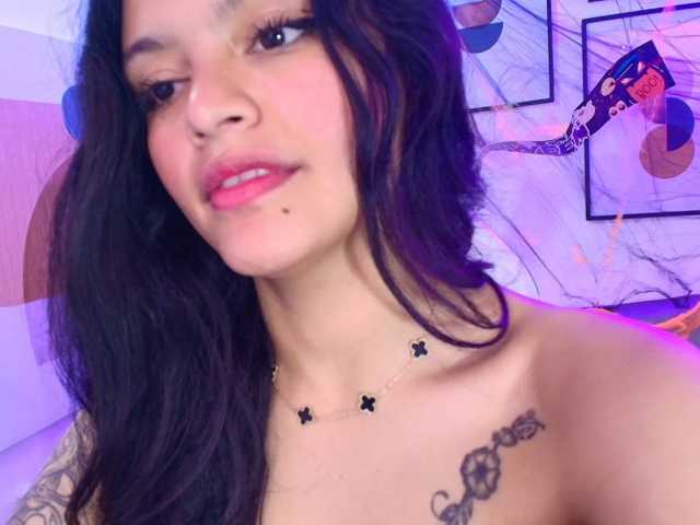 Maddie-T18 live cam on BongaCams